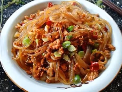 炒粉絲時，泡水還是下鍋煮？教你正確做法，粉絲順滑不粘鍋