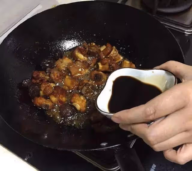大廚教我做糖醋排骨，只因多加了「它」，酸甜可口，孩子天天要吃