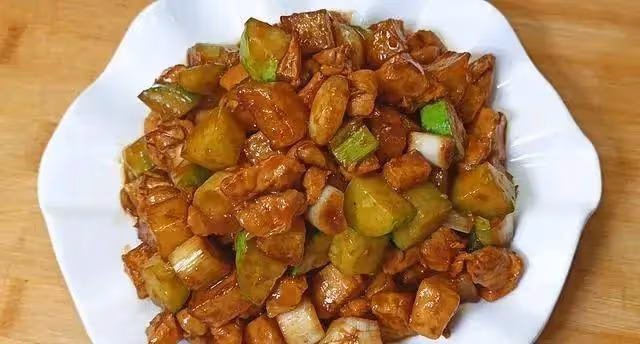 小炒雞胸肉這種做法，鮮嫩入味，香氣濃郁，營養味美，孩子愛吃