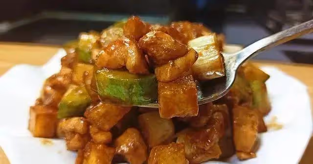 小炒雞胸肉這種做法，鮮嫩入味，香氣濃郁，營養味美，孩子愛吃