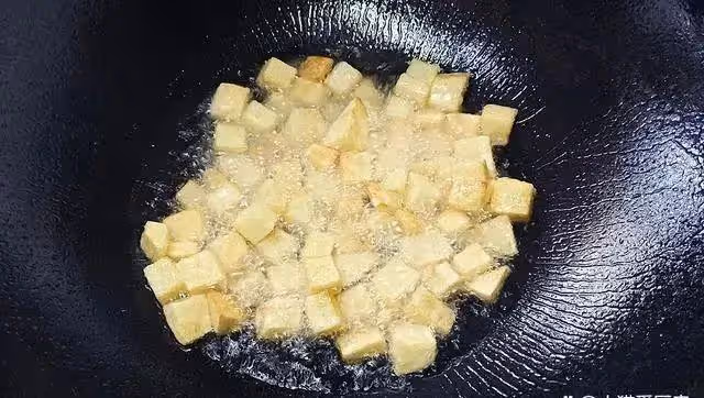 小炒雞胸肉這種做法，鮮嫩入味，香氣濃郁，營養味美，孩子愛吃
