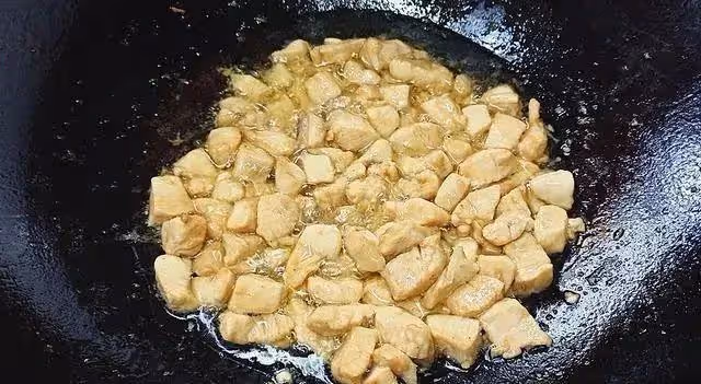 小炒雞胸肉這種做法，鮮嫩入味，香氣濃郁，營養味美，孩子愛吃