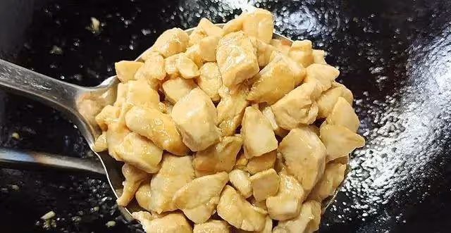 小炒雞胸肉這種做法，鮮嫩入味，香氣濃郁，營養味美，孩子愛吃