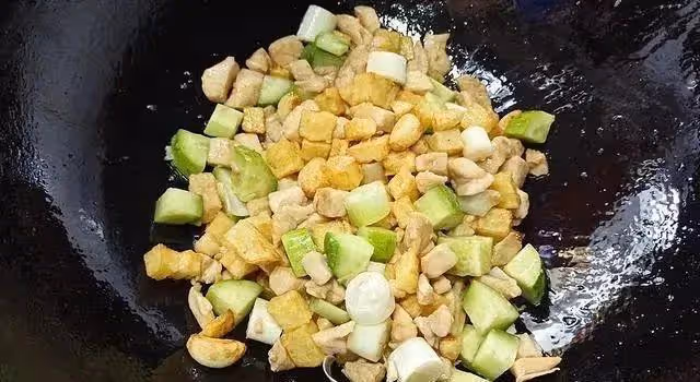 小炒雞胸肉這種做法，鮮嫩入味，香氣濃郁，營養味美，孩子愛吃