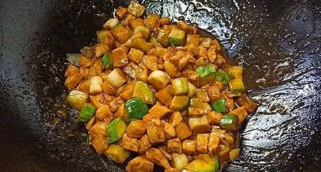 小炒雞胸肉這種做法，鮮嫩入味，香氣濃郁，營養味美，孩子愛吃