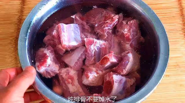 燉排骨時，萬萬別直接就下鍋，大廚：多加這1步，排骨軟爛還好吃