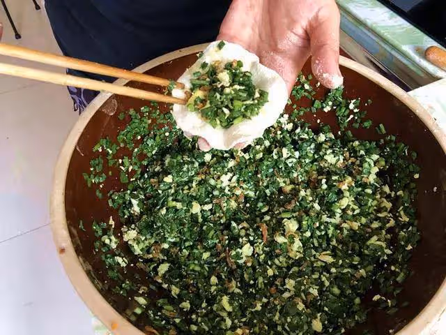 包韭菜餃子時，直接拌餡就大錯特錯！多加一步，韭菜翠綠不出水