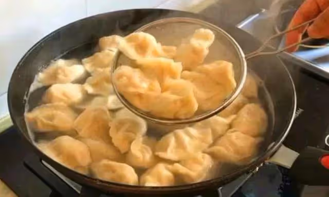 包韭菜餃子時，直接拌餡就大錯特錯！多加一步，韭菜翠綠不出水