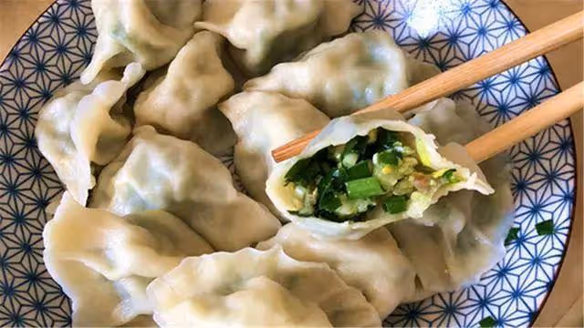 包韭菜餃子時，直接拌餡就大錯特錯！多加一步，韭菜翠綠不出水