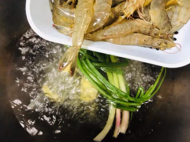白灼蝦，用這做法8分鐘就完事，蝦肉緊實Q彈，一點腥味也沒有