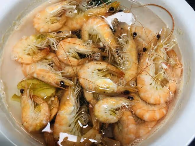 白灼蝦，用這做法8分鐘就完事，蝦肉緊實Q彈，一點腥味也沒有