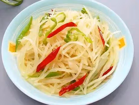 今天才知道，炒土豆絲不能先用水沖，學會飯店的做法，脆爽不粘鍋