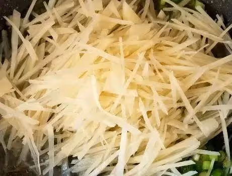今天才知道，炒土豆絲不能先用水沖，學會飯店的做法，脆爽不粘鍋