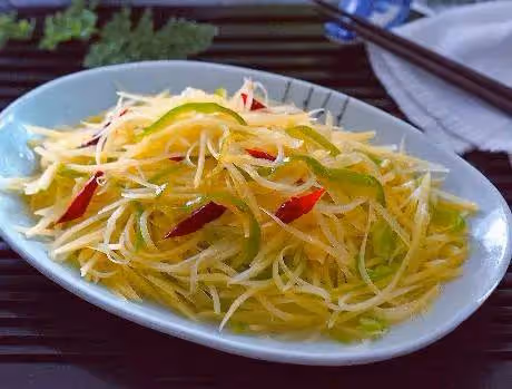 今天才知道，炒土豆絲不能先用水沖，學會飯店的做法，脆爽不粘鍋