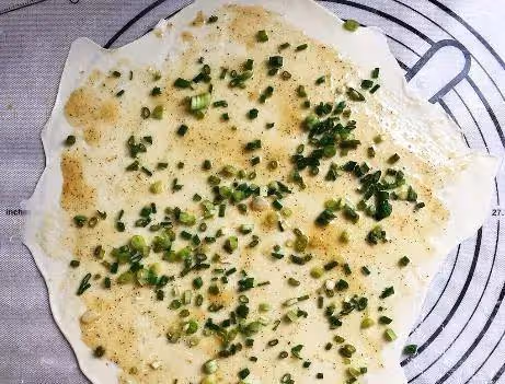蔥油餅怎樣做外酥里軟？教你小技巧，不用燙麵，蔥油餅鬆軟好吃