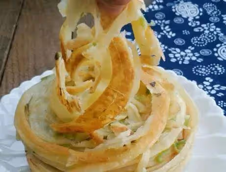 蔥油餅怎樣做外酥里軟？教你小技巧，不用燙麵，蔥油餅鬆軟好吃