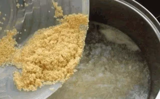煮小米粥，牢記4點竅門，小米粥米油厚香味濃，比直接下鍋煮好喝