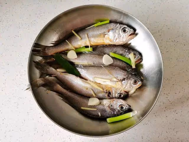 干炸小黃魚的家常做法，做法簡單，吃起來外酥里嫩，營養豐富