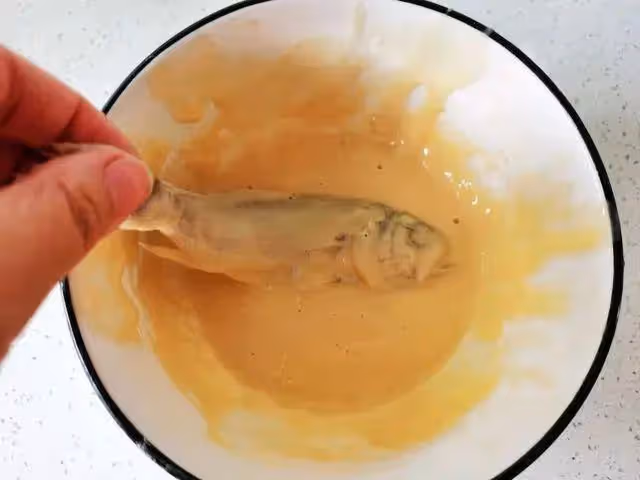 干炸小黃魚的家常做法，做法簡單，吃起來外酥里嫩，營養豐富