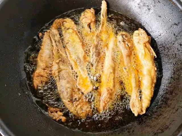 干炸小黃魚的家常做法，做法簡單，吃起來外酥里嫩，營養豐富