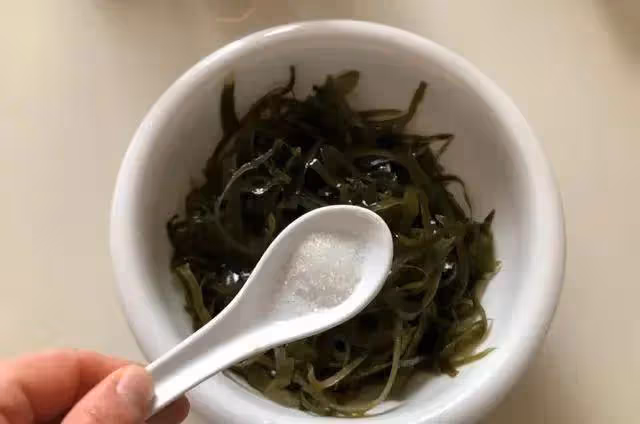 涼拌海帶絲：沒胃口就吃它，做法簡單，香辣爽口無腥味，超下飯