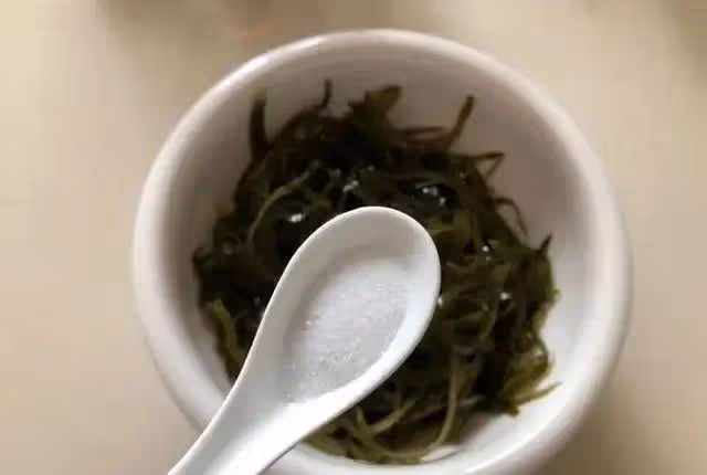 涼拌海帶絲：沒胃口就吃它，做法簡單，香辣爽口無腥味，超下飯