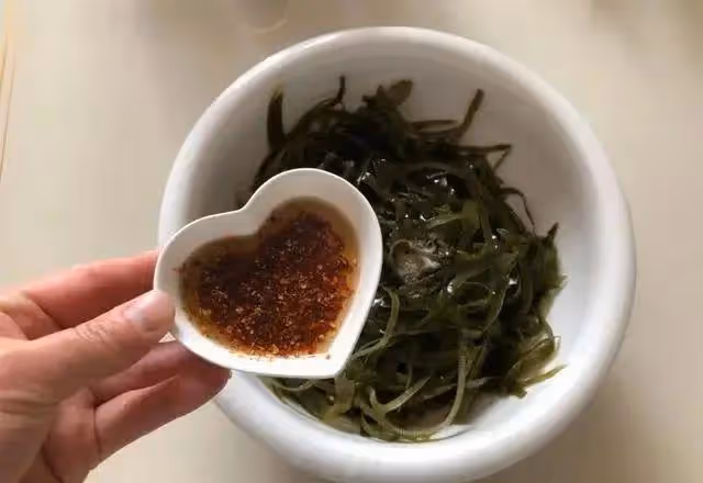 涼拌海帶絲：沒胃口就吃它，做法簡單，香辣爽口無腥味，超下飯