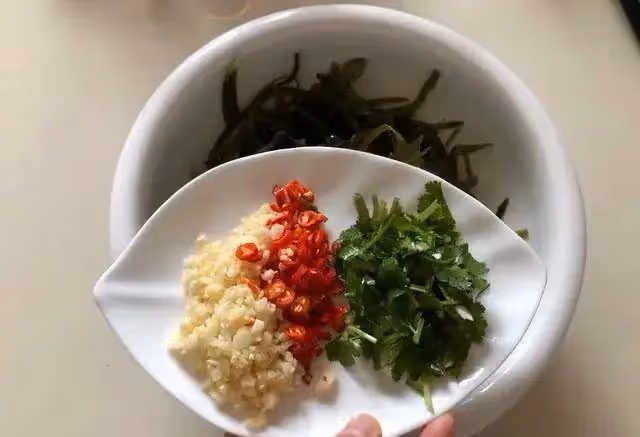涼拌海帶絲：沒胃口就吃它，做法簡單，香辣爽口無腥味，超下飯