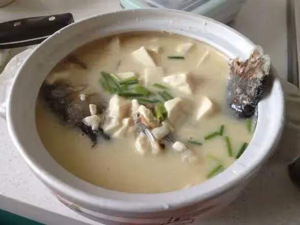 燉魚怎樣做才不腥不爛入味好吃？技巧全在這裡，難怪以前燉魚難吃