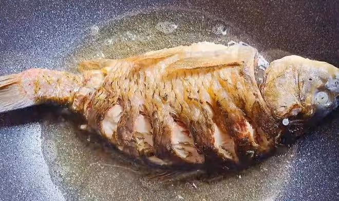 燉魚怎樣做才不腥不爛入味好吃？技巧全在這裡，難怪以前燉魚難吃