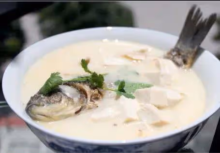 燉魚怎樣做才不腥不爛入味好吃?技巧全在這裡,難怪以前燉魚難吃