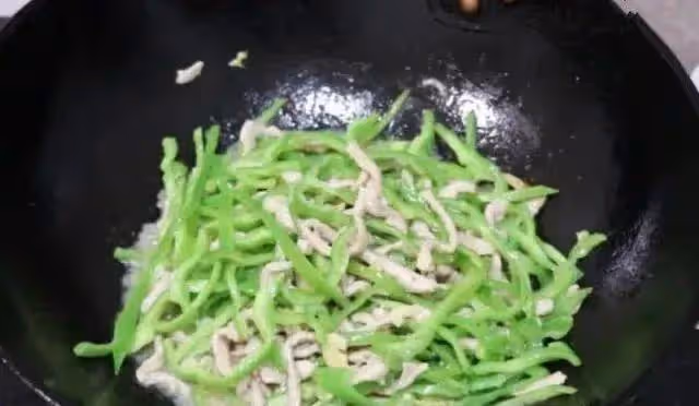 青椒炒肉絲這2步很關鍵，很多人不懂，難怪肉絲粘鍋，青椒不翠綠