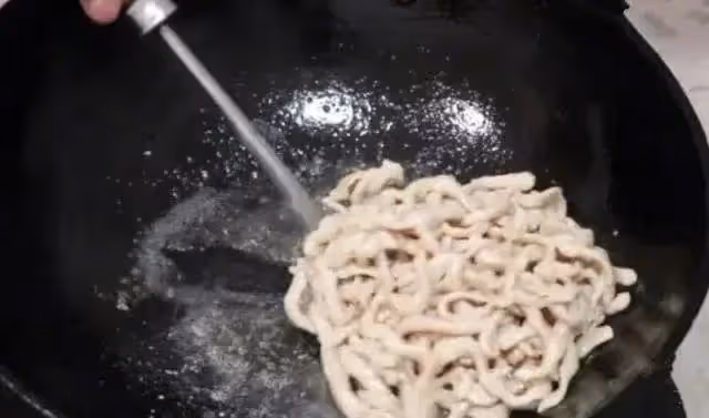 青椒炒肉絲這2步很關鍵，很多人不懂，難怪肉絲粘鍋，青椒不翠綠