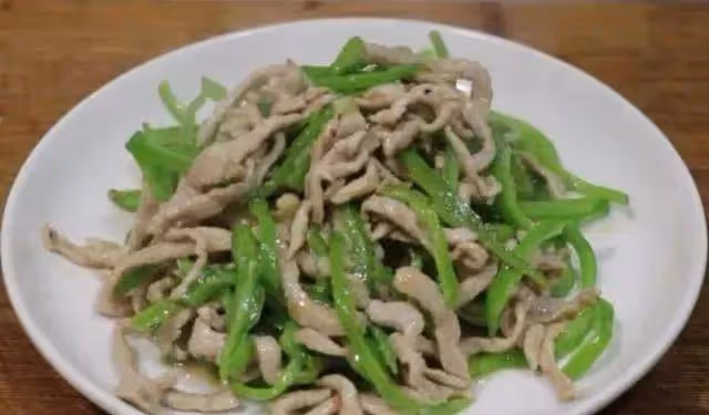 青椒炒肉絲這2步很關鍵,很多人不懂,難怪肉絲粘鍋,青椒不翠綠