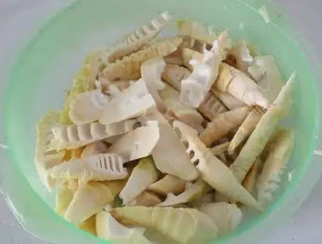 油燜筍家常做法，別下鍋焯水，牢記1點技巧，筍鮮嫩脆還入味