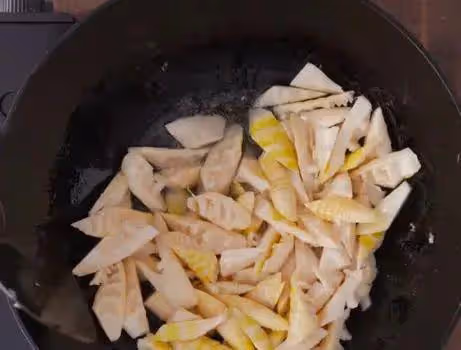 油燜筍家常做法，別下鍋焯水，牢記1點技巧，筍鮮嫩脆還入味