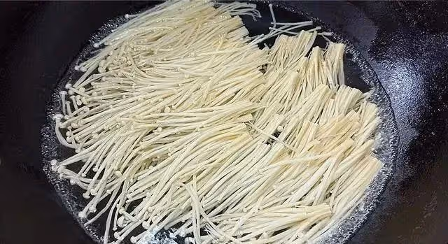 教你涼拌金針菇的家常做法，脆爽可口，營養又好吃還不塞牙