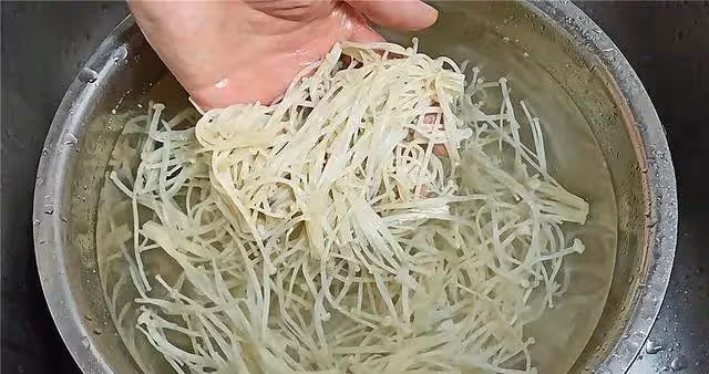 教你涼拌金針菇的家常做法，脆爽可口，營養又好吃還不塞牙