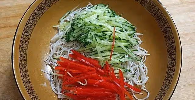 教你涼拌金針菇的家常做法,脆爽可口,營養又好吃還不塞牙