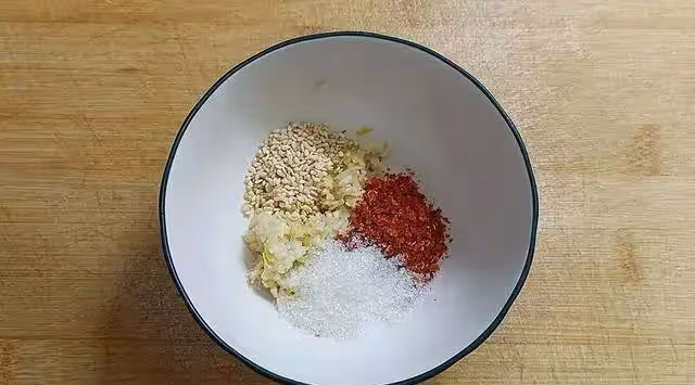 教你涼拌金針菇的家常做法,脆爽可口,營養又好吃還不塞牙