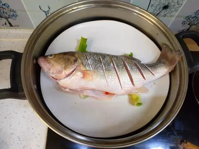 做清蒸魚，蒸幾分鐘最合適？不少人搞錯了，難怪魚肉不嫩、腥味重