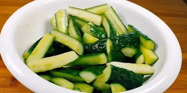 黃瓜別再拍著吃了,教你大師級好吃法,爽脆可口,我家一周吃6次