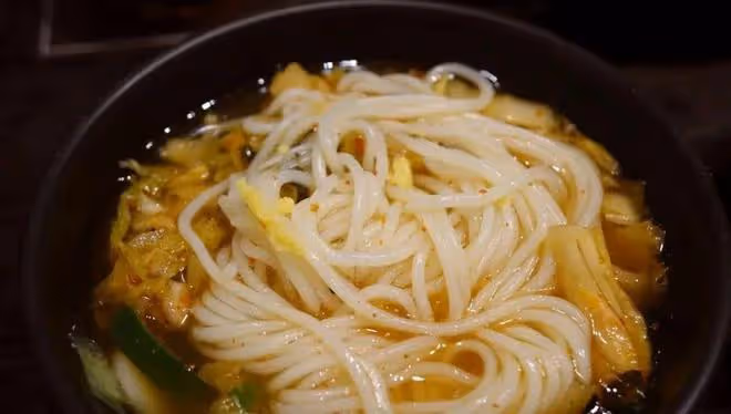煮麵條時用開水還是冷水？很多人都煮錯了學會這招麵條勁道不黏糊
