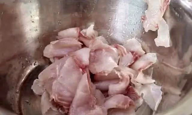 原來溜魚片的做法如此簡單，幾步就上桌，魚肉鮮嫩入味還不碎