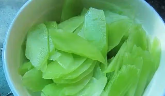 原來溜魚片的做法如此簡單，幾步就上桌，魚肉鮮嫩入味還不碎