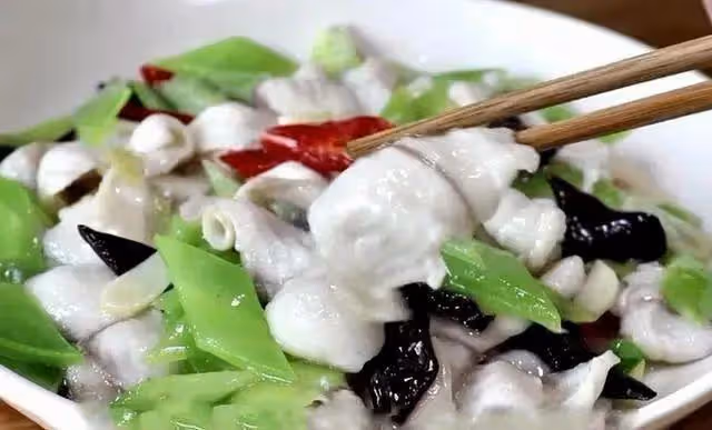 原來溜魚片的做法如此簡單，幾步就上桌，魚肉鮮嫩入味還不碎