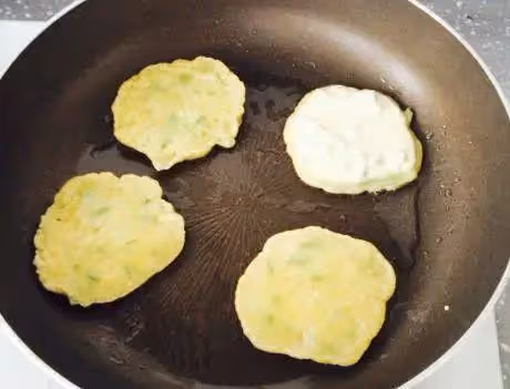 茄子新吃法，拌一拌烙一烙就出鍋，不加一滴水，香軟營養還健康