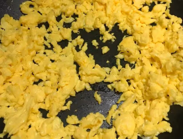 蒸包子時，別直接上鍋蒸，牢記1個小技巧，包子暄軟蓬鬆不塌陷