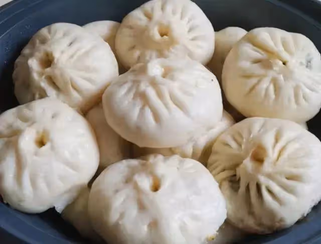 蒸包子時，別直接上鍋蒸，牢記1個小技巧，包子暄軟蓬鬆不塌陷