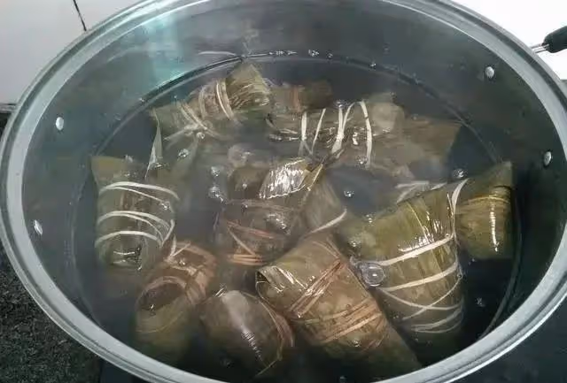 煮粽子，想要粽子軟糯香甜不夾生，這「3步」要牢記，趕緊收藏好